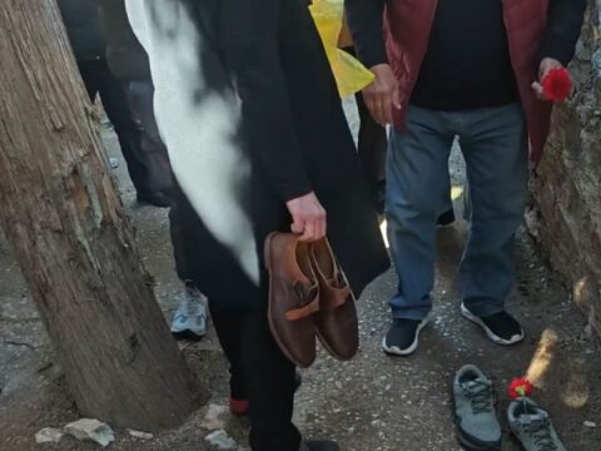 Συγκίνηση στην Καισαριανή: 200 ζευγάρια παπούτσια και γαρίφαλα για τους εκτελεσθέντες – “Θα υπερασπιστούμ