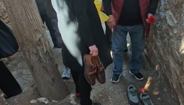Συγκίνηση στην Καισαριανή: 200 ζευγάρια παπούτσια και γαρίφαλα για τους εκτελεσθέντες – “Θα υπερασπιστούμ