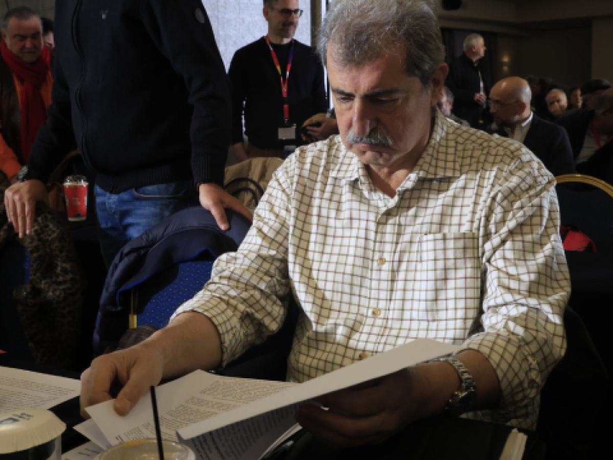 &Sigma;&Upsilon;&Rho;&Iota;&Zeta;&Alpha;: &Pi;&alpha;&rho;έ&mu;&beta;&alpha;&sigma;&eta; &tau;&eta;&sigmaf; &omicron;&mu;ά&delta;&alpha;&sigmaf; &Pi;&omicron;&lambda;ά&kappa;&eta; &mu;&epsilon; &alpha;&iota;&chi;&mu;έ&sigmaf;, &pi;&rho;&omicron;&epsilon;&iota;&delta;&omicron;&pi;&omicron;&iota;ή&sigma;&epsilon;&iota;&sigmaf; &kappa;&alpha;&iota; &tau;&epsilon;&lambda;&epsilon;&sigma;ί&gamma;&rho;&alpha;&phi;&omicron; 2 &mu;&eta;&nu;ώ&nu; &gamma;&iota;&alpha; &sigma;&upsilon;&nu;&epsilon;&rho;&gamma;&alpha;&sigma;ί&epsilon;&sigmaf; &ndash; &quot