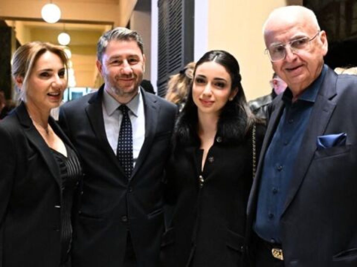 Στο θέατρο ”Παλλάς” ο Ανδρουλάκης: Παρακολούθησε την παράσταση για τον Αντώνη Καλογιάννη