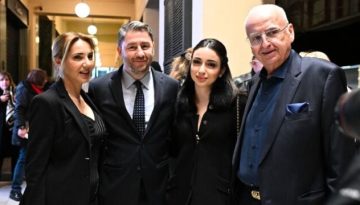 Στο θέατρο ”Παλλάς” ο Ανδρουλάκης: Παρακολούθησε την παράσταση για τον Αντώνη Καλογιάννη