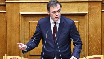 Της… Eurovision έγινε στη Βουλή: Ο Δημήτρης Μάντζος απήγγειλε Akyla και ”Ferto”  σε ομ