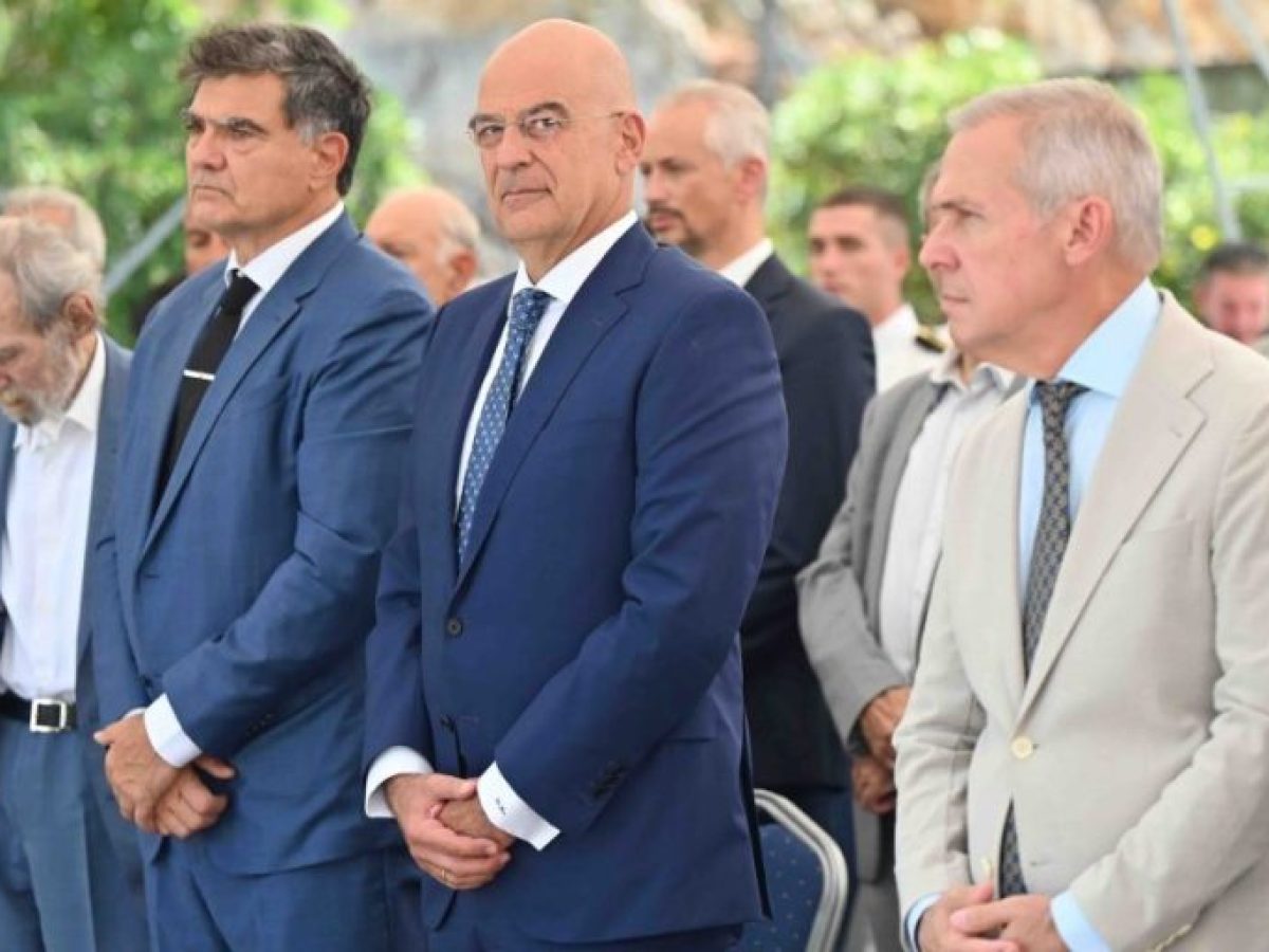 Εκλιπαρούν τους εφοπλιστές για ελεημοσύνη στις Ενοπλες Δυνάμεις