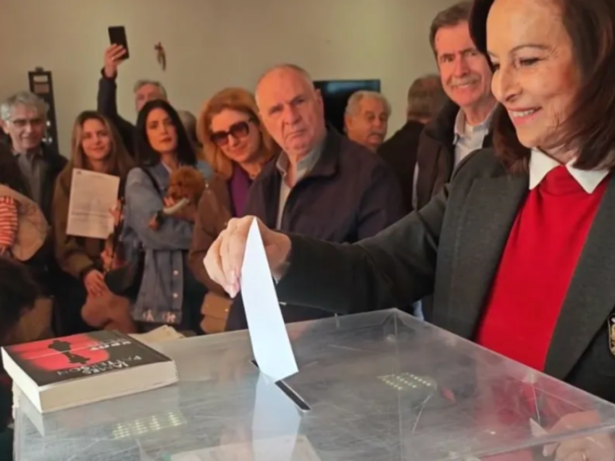 Εκλογές ΠΑΣΟΚ: Στη Γλυφάδα ψήφισε η Άννα Διαμαντοπούλου – Το μήνυμα για τη «μεγάλη ανατροπή»