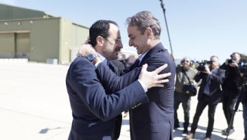 &Epsilon;&lambda;&lambda;&eta;&nu;&omicron;&tau;&omicron;&upsilon;&rho;&kappa;&iota;&kappa;ά &kappa;&alpha;&iota; &Kappa;&upsilon;&pi;&rho;&iota;&alpha;&kappa;ό: &Pi;ώ&sigmaf; &epsilon;&pi;&eta;&rho;&epsilon;ά&zeta;&omicron;&nu;&tau;&alpha;&iota; &alpha;&pi;ό &tau;&omicron;&nu; &pi;ό&lambda;&epsilon;&mu;&omicron; &mu;&epsilon; &tau;&omicron; &Iota;&rho;ά&nu;