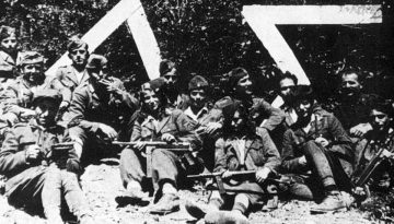 &Epsilon;&mu;&phi;ύ&lambda;&iota;&omicron;&sigmaf; &Pi;ό&lambda;&epsilon;&mu;&omicron;&sigmaf; : &Pi;ό&tau;&epsilon; &kappa;&alpha;&iota; &pi;&omicron;ύ &xi;&epsilon;&kappa;ί&nu;&eta;&sigma;&epsilon;; &Eta; &tau;&rho;&omicron;&mu;&omicron;&kappa;&rho;&alpha;&tau;ί&alpha;, &eta; &alpha;&upsilon;&tau;&omicron;ά&mu;&upsilon;&nu;&alpha;, &tau;&omicron; &sigma;&chi;έ&delta;&iota;&omicron; &laquo;&Chi;ά&lambda;&upsilon;&psi;&raquo;