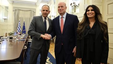 Έ&nu;&tau;&alpha;&sigma;&eta; &mu;&epsilon; &tau;&eta;&nu; Ά&gamma;&kappa;&upsilon;&rho;&alpha;: &Delta;&iota;&pi;&lambda;&omega;&mu;&alpha;&tau;&iota;&kappa;έ&sigmaf; &kappa;&iota;&nu;ή&sigma;&epsilon;&iota;&sigmaf; &sigma;&epsilon; &tau;&rho;ί&alpha; &mu;έ&tau;&omega;&pi;&alpha;