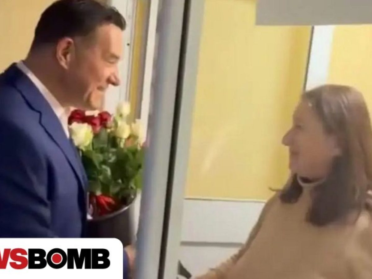 Επίσκεψη Γεωργιάδη στον «Ερυθρό Σταυρό» για την Παγκόσμια Ημέρα της Γυναίκας – Μοίρασε τριαντάφυλλα