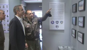 Επίσκεψη Μητσοτάκη στο Κέντρο Επιχειρήσεων Λάρισας