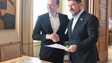 &Epsilon;&pi;ί&theta;&epsilon;&sigma;&eta; &Chi;&alpha;&rho;&delta;&alpha;&lambda;&iota;ά &sigma;&tau;&omicron;&nu; &pi;&rho;ό&epsilon;&delta;&rho;&omicron; &tau;&eta;&sigmaf; &Kappa;&Epsilon;&Delta;&Epsilon;: &laquo;&Pi;&alpha;&rho;&omega;&chi;&eta;&mu;έ&nu;&eta; &eta; &pi;&rho;&omicron;&sigma;έ&gamma;&gamma;&iota;&sigma;ή &tau;&omicron;&upsilon;&raquo;, &eta; &alpha;&upsilon;&tau;&omicron;&delta;&iota;&omicron;ί&kappa;&eta;&sigma;&eta; &delta;&epsilon;&nu; &pi;&rho;έ&pi;&epsilon;&iota; &nu;&alpha; &delta;&iota;&chi;ά&zeta;&epsilon;&iota;