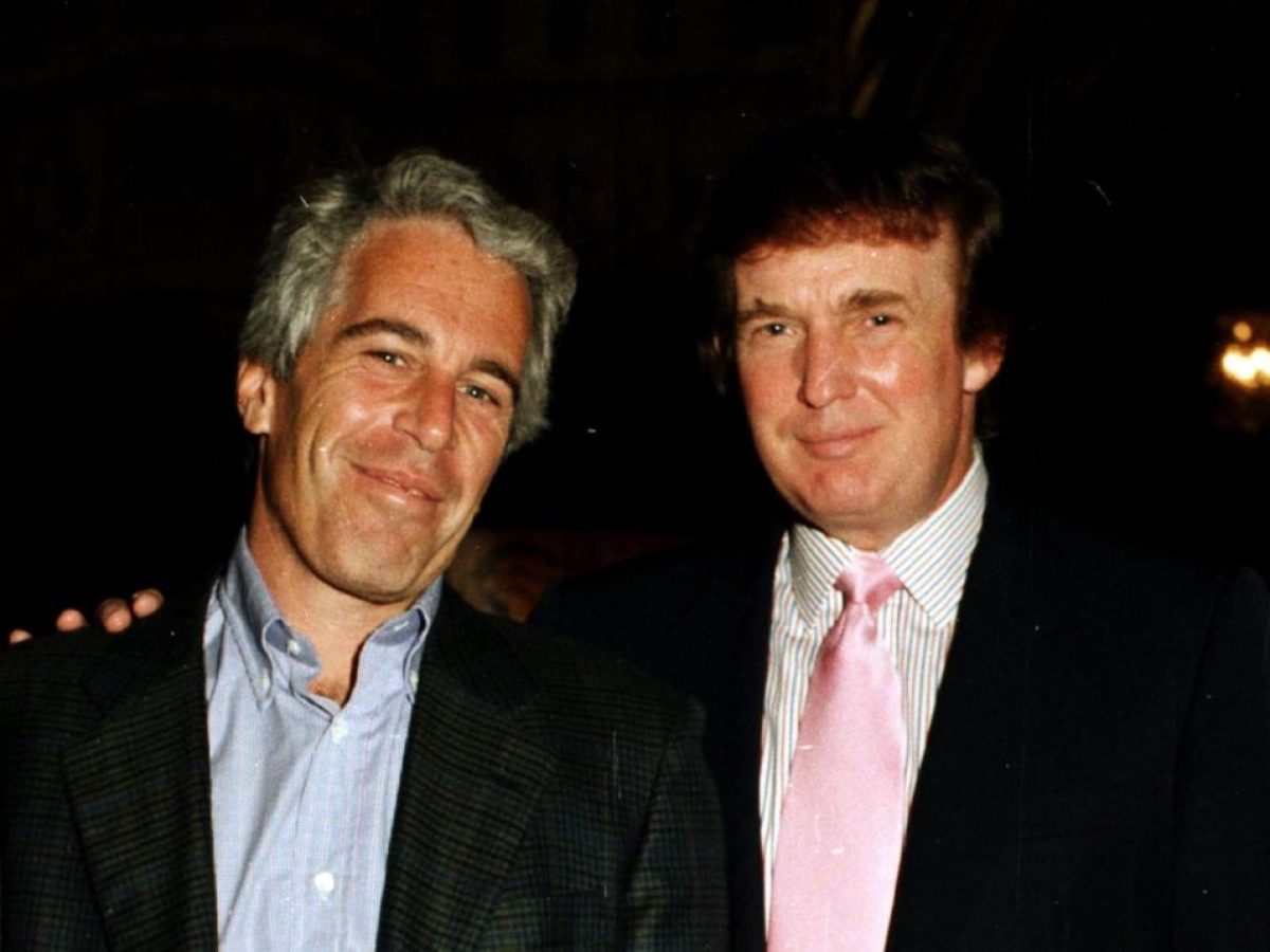 Πώς τα “Epstein files” χτυπούν τον πυρήνα της δημοκρατίας των ΗΠΑ και γιατί δεν είναι “απλώς ένα σκάνδαλο”