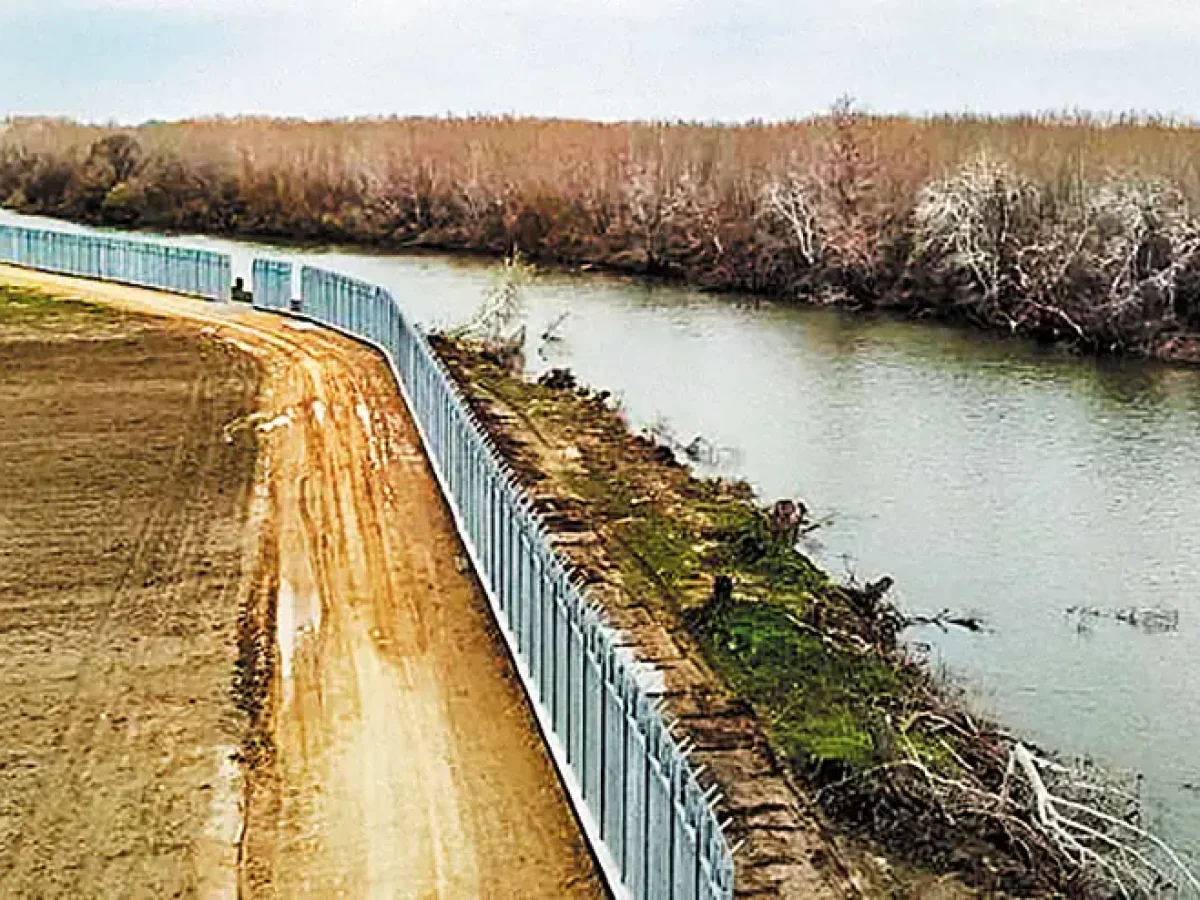 Εξαγγελίες για φράχτες και αντιμεταναστευτικές κορώνες από το Μητσοτάκη, ενώ ο Έβρος βούλιαζε