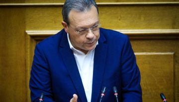&Phi;ά&mu;&epsilon;&lambda;&lambda;&omicron;&sigmaf;: &laquo;&Eta; &Epsilon;&lambda;&lambda;ά&delta;&alpha; &delta;&epsilon;&nu; &pi;&rho;έ&pi;&epsilon;&iota; &nu;&alpha; &gamma;ί&nu;&epsilon;&iota; &omicron;&upsilon;&rho;ά &Tau;&rho;&alpha;&mu;&pi; &kappa;&alpha;&iota; &Nu;&epsilon;&tau;&alpha;&nu;&iota;ά&chi;&omicron;&upsilon;&raquo;