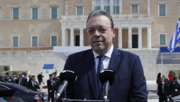 &Phi;ά&mu;&epsilon;&lambda;&lambda;&omicron;&sigmaf;: &Kappa;&alpha;&theta;ή&kappa;&omicron;&nu; &mu;&alpha;&sigmaf; &omicron; &alpha;&gamma;ώ&nu;&alpha;&sigmaf; &gamma;&iota;&alpha; &mu;&iota;&alpha; &Epsilon;&lambda;&lambda;ά&delta;&alpha; &delta;ί&kappa;&alpha;&iota;&eta; &kappa;&alpha;&iota; &iota;&sigma;&chi;&upsilon;&rho;ή, &pi;&rho;&omega;&tau;&alpha;&gamma;&omega;&nu;ί&sigma;&tau;&rho;&iota;&alpha; &sigma;&tau;&eta; &phi;&iota;&lambda;&epsilon;&iota;&rho;&eta;&nu;&iota;&kappa;ή &pi;&omicron;&lambda;&iota;&tau;&iota;&kappa;ή