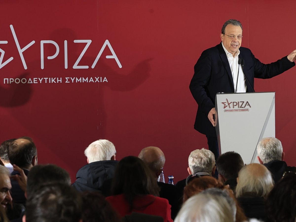 &Phi;ά&mu;&epsilon;&lambda;&lambda;&omicron;&sigmaf; &sigma;&tau;&eta;&nu; &Kappa;&Epsilon; &tau;&omicron;&upsilon; &Sigma;&Upsilon;&Rho;&Iota;&Zeta;&Alpha;: &laquo;&Kappa;&alpha;&theta;&epsilon;&sigma;&tau;ώ&sigmaf; &delta;&iota;&alpha;&phi;&theta;&omicron;&rho;ά&sigmaf; &kappa;&alpha;&iota; &sigma;&kappa;&alpha;&nu;&delta;ά&lambda;&omega;&nu;&raquo; &ndash; &Tau;&iota; &epsilon;ί&pi;&epsilon; &gamma;&iota;&alpha; &tau;&omicron; &Pi;&alpha;&Sigma;&omicron;&Kappa;