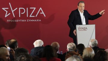 &Phi;ά&mu;&epsilon;&lambda;&lambda;&omicron;&sigmaf; &sigma;&tau;&eta;&nu; &Kappa;&Epsilon; &tau;&omicron;&upsilon; &Sigma;&Upsilon;&Rho;&Iota;&Zeta;&Alpha;: &laquo;&Kappa;&alpha;&theta;&epsilon;&sigma;&tau;ώ&sigmaf; &delta;&iota;&alpha;&phi;&theta;&omicron;&rho;ά&sigmaf; &kappa;&alpha;&iota; &sigma;&kappa;&alpha;&nu;&delta;ά&lambda;&omega;&nu;&raquo; &ndash; &Tau;&iota; &epsilon;ί&pi;&epsilon; &gamma;&iota;&alpha; &tau;&omicron; &Pi;&alpha;&Sigma;&omicron;&Kappa;