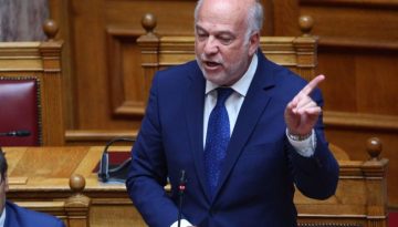Φλωρίδης σε Καρυστιανού: «Στις δίκες δεν προβλέπονται ειδικές θέσεις για υποψήφιους αρχηγούς κομμάτων»