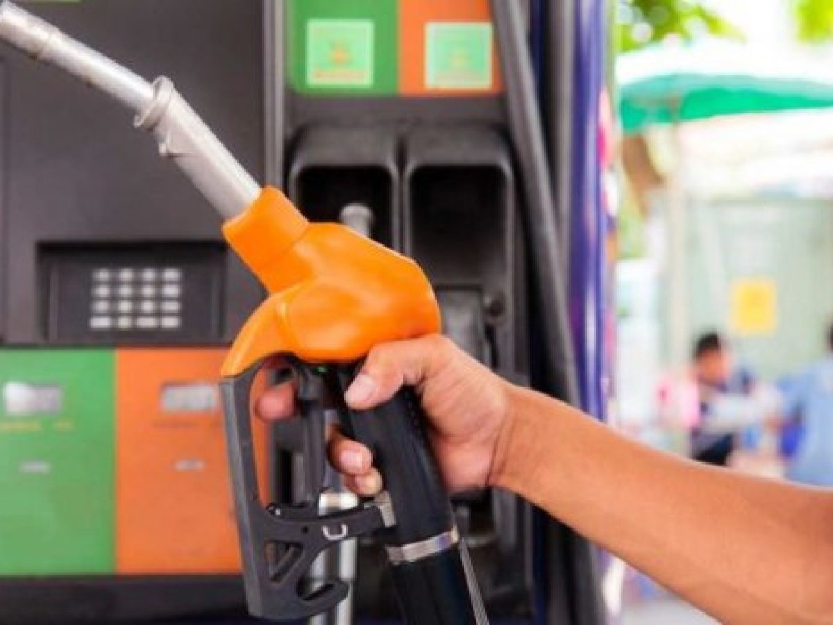 Φουντώνει η πολιτική κόντρα με φόντο τις οικονομικές επιπτώσεις του πολέμου στη Μέση Ανατολή