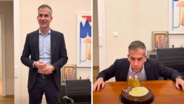 Γενέθλια για τον Κώστα Μπακογιάννη: Έκλεισε τα 48 και το γιόρτασε σβήνοντας τούρτα (Βίντεο)