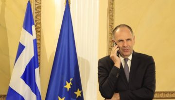&Gamma;&epsilon;&rho;&alpha;&pi;&epsilon;&tau;&rho;ί&tau;&eta;&sigmaf;: &Eta; &alpha;&nu;ά&pi;&tau;&upsilon;&xi;&eta; &tau;&omega;&nu; &alpha;&mu;&upsilon;&nu;&tau;&iota;&kappa;ώ&nu; &delta;&upsilon;&nu;ά&mu;&epsilon;&omega;&nu; &tau;&eta;&sigmaf; &Epsilon;&lambda;&lambda;ά&delta;&alpha;&sigmaf; &alpha;&phi;&omicron;&rho;ά &tau;&eta;&nu; &kappa;&upsilon;&rho;&iota;&alpha;&rho;&chi;ί&alpha; &tau;&eta;&sigmaf; &chi;ώ&rho;&alpha;&sigmaf;