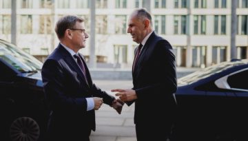 &Gamma;&epsilon;&rho;&alpha;&pi;&epsilon;&tau;&rho;ί&tau;&eta;&sigmaf;: &Eta; &Epsilon;&lambda;&lambda;ά&delta;&alpha; &delta;&epsilon;&nu; &pi;&rho;&omicron;&tau;ί&theta;&epsilon;&tau;&alpha;&iota; &nu;&alpha; &epsilon;&mu;&pi;&lambda;&alpha;&kappa;&epsilon;ί &sigma;&tau;&omicron;&nu; &pi;ό&lambda;&epsilon;&mu;&omicron; &ndash; &Eta; &Epsilon;&Epsilon; &omicron;&phi;&epsilon;ί&lambda;&epsilon;&iota; &nu;&alpha; &alpha;&rho;&theta;&epsilon;ί &sigma;&tau;&omicron; ύ&psi;&omicron;&sigmaf; &tau;&omega;&nu; &pi;&epsilon;&rho;&iota;&sigma;&tau;ά&sigma;&epsilon;&omega;&nu;