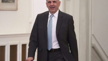 &Gamma;&epsilon;&rho;&alpha;&pi;&epsilon;&tau;&rho;ί&tau;&eta;&sigmaf;: &laquo;&Eta; &Epsilon;&lambda;&lambda;ά&delta;&alpha; &delta;&epsilon;&nu; &pi;&rho;&omicron;&tau;ί&theta;&epsilon;&tau;&alpha;&iota; &nu;&alpha; &epsilon;&mu;&pi;&lambda;&alpha;&kappa;&epsilon;ί &sigma;&tau;&omicron;&nu; &pi;ό&lambda;&epsilon;&mu;&omicron;&raquo;, &tau;&iota; &epsilon;ί&pi;&epsilon; &gamma;&iota;&alpha; &Epsilon;&Epsilon;, &Gamma;&epsilon;&rho;&mu;&alpha;&nu;ί&alpha;