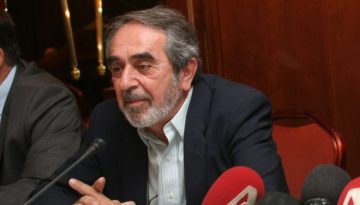 &Gamma;&iota;ώ&rho;&gamma;&omicron;&sigmaf; &Beta;ό&tau;&sigma;&eta;&sigmaf;: &Omicron; &pi;&omicron;&lambda;&iota;&tau;&iota;&kappa;ό&sigmaf; &kappa;ό&sigma;&mu;&omicron;&sigmaf; &alpha;&pi;&omicron;&chi;&alpha;&iota;&rho;&epsilon;&tau;ά &mu;&epsilon; &theta;&lambda;ί&psi;&eta; &tau;&omicron;&nu; &delta;&eta;&mu;&omicron;&sigma;&iota;&omicron;&gamma;&rho;ά&phi;&omicron;