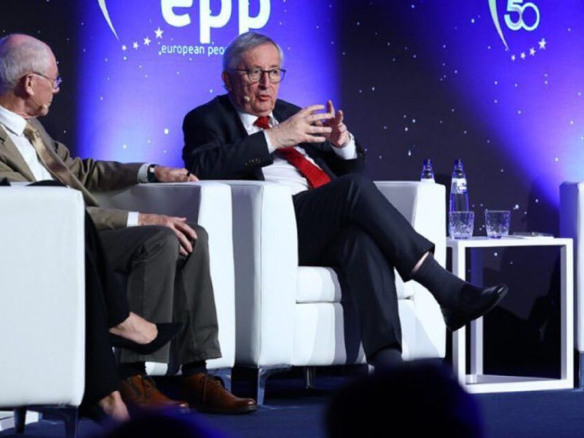 Γιούνκερ: «Είμαι περήφανος που κρατήσαμε την Ελλάδα στην ευρωζώνη»