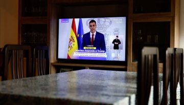 &laquo;&Gamma;&rho;&alpha;&mu;&mu;ή &Sigma;ά&nu;&tau;&sigma;&epsilon;&theta;&raquo; &sigma;&tau;&omicron; &Epsilon;&upsilon;&rho;&omega;&pi;&alpha;ϊ&kappa;ό &Sigma;&omicron;&sigma;&iota;&alpha;&lambda;&iota;&sigma;&tau;&iota;&kappa;ό &Kappa;ό&mu;&mu;&alpha;, &tau;&eta;&lambda;&epsilon;&phi;ώ&nu;&eta;&mu;&alpha; &Mu;&alpha;&kappa;&rho;ό&nu; &ndash; &Kappa;&alpha;&mu;ί&alpha; &epsilon;&mu;&pi;&lambda;&omicron;&kappa;ή &tau;&eta;&sigmaf; &Epsilon;&lambda;&lambda;ά&delta;&alpha;&sigmaf; &sigma;&tau;&omicron;&nu; &pi;ό&lambda;&epsilon;&mu;&omicron; &zeta;ή&tau;&eta;&sigma;&epsilon; &omicron; &Alpha;&nu;&delta;