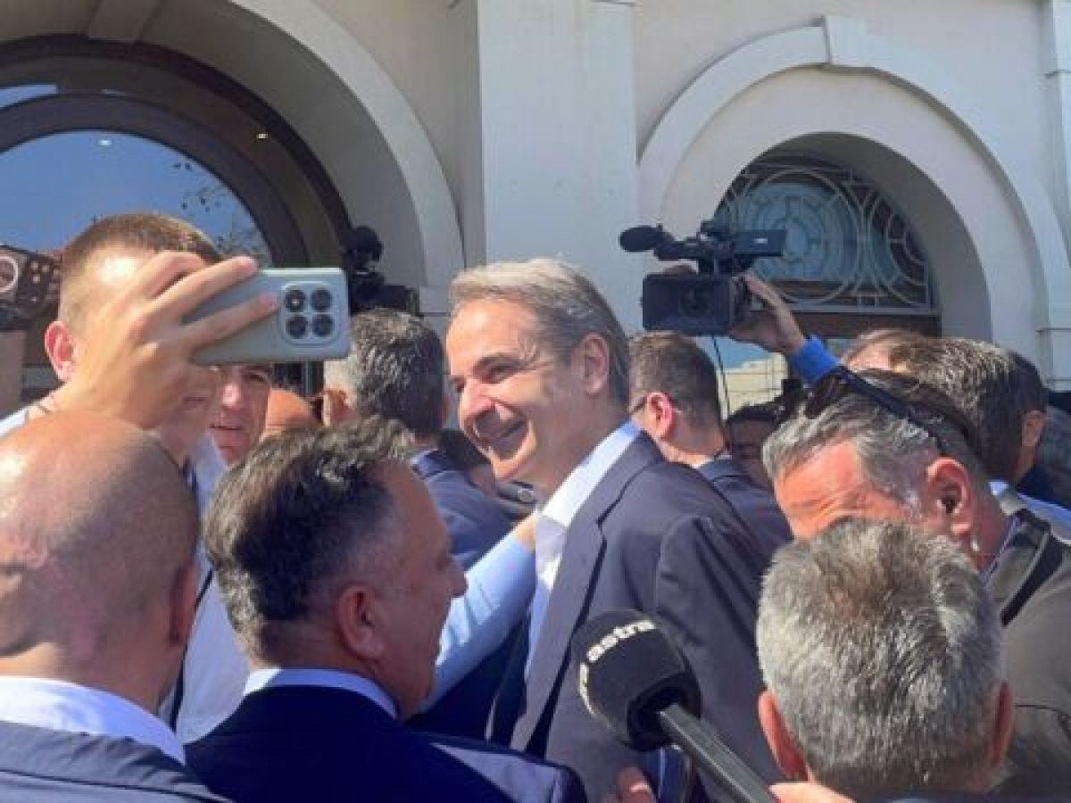 Η άφιξη Μητσοτάκη στη Λάρισα για το προσυνέδριο της ΝΔ: Μεγάλη παρουσία υπουργών και στελεχών – Τα μηνύματα για την οικον