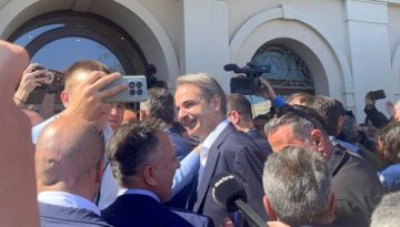 Η άφιξη Μητσοτάκη στη Λάρισα για το προσυνέδριο της ΝΔ: Μεγάλη παρουσία υπουργών και στελεχών – Τα μηνύματα για την οικον