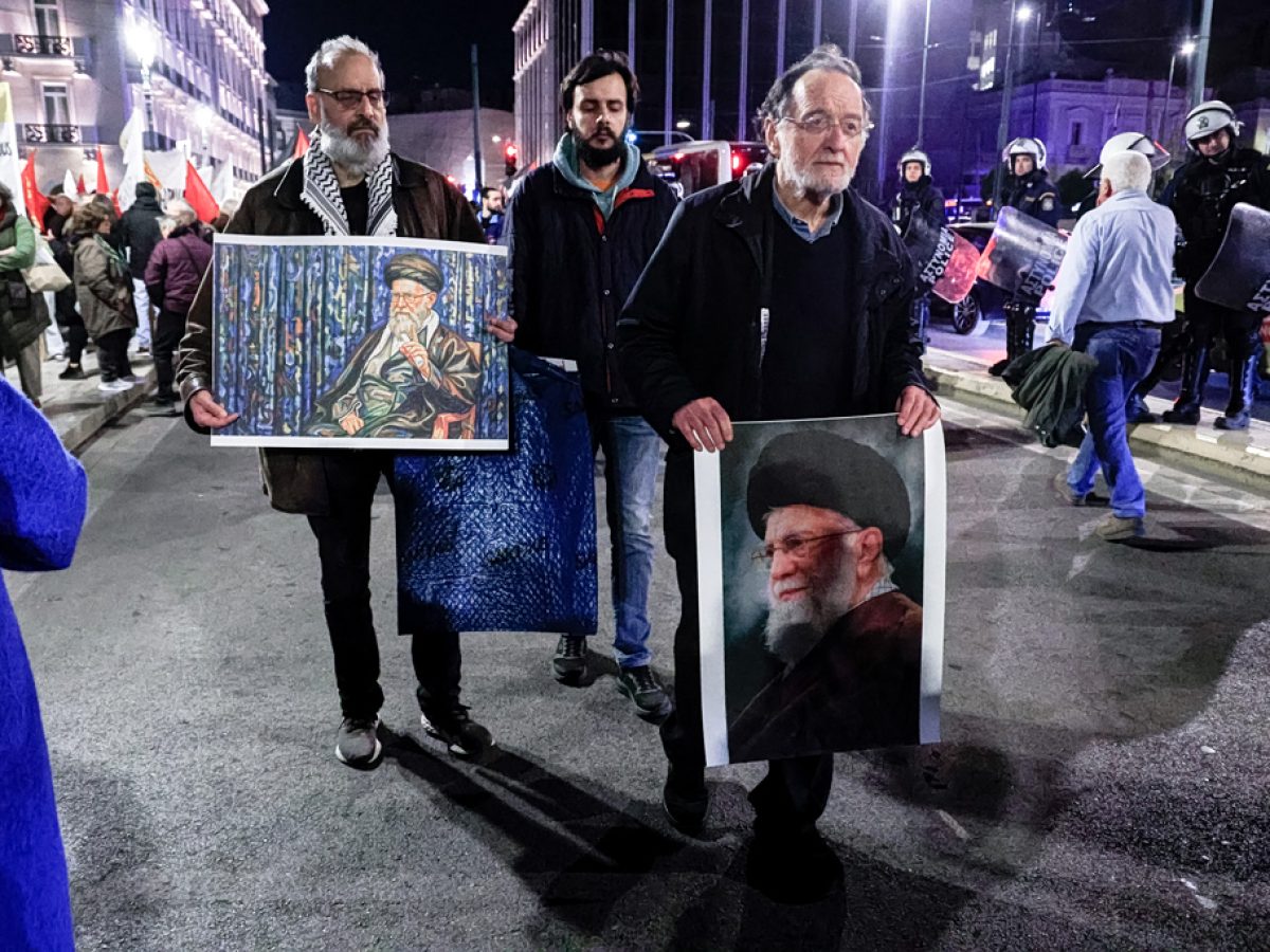 Η απάντηση της Ιρανής Φάρα Ταχέρι στον Λαφαζάνη για το πλακάτ με τον Χαμενεΐ: Γιατί δεν πήρε και του Χίτλερ;