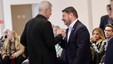 &Eta; &laquo;&chi;&eta;&mu;&epsilon;ί&alpha;&raquo; &Chi;&alpha;&rho;&delta;&alpha;&lambda;&iota;ά-&Mu;ώ&rho;&alpha;&lambda;&eta; &alpha;&lambda;&lambda;ά&zeta;&epsilon;&iota; &tau;&omicron;&nu; &Pi;&epsilon;&iota;&rho;&alpha;&iota;ά &ndash; &Sigma;&phi;&rho;&alpha;&gamma;ί&zeta;&omicron;&upsilon;&nu; &tau;&eta; &sigma;&upsilon;&nu;&epsilon;&rho;&gamma;&alpha;&sigma;ί&alpha; &tau;&omicron;&upsilon;&sigmaf; &mu;&epsilon; 51 έ&rho;&gamma;&alpha;