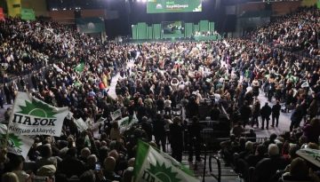 &Eta; ώ&rho;&alpha; &tau;&omega;&nu; &Pi;&alpha;&pi;&alpha;&nu;&delta;&rho;έ&omicron;&upsilon; &kappa;&alpha;&iota; &Beta;&epsilon;&nu;&iota;&zeta;έ&lambda;&omicron;&upsilon; &sigma;&tau;&omicron; &Sigma;&upsilon;&nu;έ&delta;&rho;&iota;&omicron; &tau;&omicron;&upsilon; &Pi;&Alpha;&Sigma;&Omicron;&Kappa; &ndash; &laquo;Ό&chi;&iota;&raquo; &tau;&omicron;&upsilon; &Alpha;&nu;&delta;&rho;&omicron;&upsilon;&lambda;ά&kappa;&eta; &sigma;&tau;&eta; &Nu;&Delta;