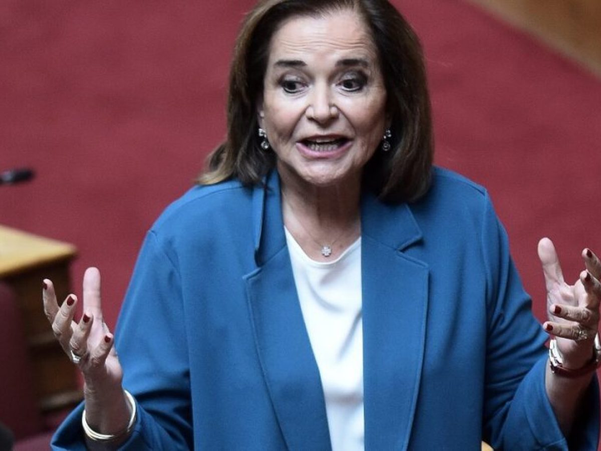 Η «τραγουδίστρια» Ντόρα Μπακογιάννη και η… «λουλουδού» Νίκη Τζαβέλλα