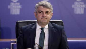 &laquo;&Epsilon;ί&pi;&alpha; &tau;&eta;&nu; &alpha;&lambda;ή&theta;&epsilon;&iota;&alpha;&raquo;: &Tau;&iota; &delta;ή&lambda;&omega;&sigma;&epsilon; &omicron; &Omicron;&delta;&upsilon;&sigma;&sigma;έ&alpha;&sigmaf; &Kappa;&omega;&nu;&sigma;&tau;&alpha;&nu;&tau;&iota;&nu;ό&pi;&omicron;&upsilon;&lambda;&omicron;&sigmaf; &mu;&epsilon;&tau;ά &alpha;&pi;ό &tau;&eta; &delta;&iota;&alpha;&gamma;&rho;&alpha;&phi;ή &tau;&omicron;&upsilon;