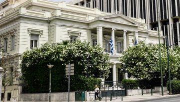 &Upsilon;&Pi;&Epsilon;&Xi;: &Eta; &Epsilon;&lambda;&lambda;ά&delta;&alpha; &delta;&epsilon;&nu; &epsilon;&mu;&pi;&lambda;έ&kappa;&epsilon;&tau;&alpha;&iota; &sigma;&epsilon; &epsilon;&pi;&iota;&chi;&epsilon;ί&rho;&eta;&sigma;&eta; &kappa;&alpha;&tau;ά &tau;&omicron;&upsilon; &Iota;&rho;ά&nu; &ndash; &laquo;&Pi;&rho;&omicron;&lambda;&eta;&pi;&tau;&iota;&kappa;ά &tau;&alpha; &mu;έ&tau;&rho;&alpha;&raquo;