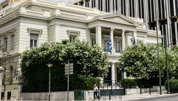 &Upsilon;&Pi;&Epsilon;&Xi;: &Kappa;&alpha;&mu;ί&alpha; &sigma;&upsilon;&mu;&mu;&epsilon;&tau;&omicron;&chi;ή &tau;&eta;&sigmaf; &Epsilon;&lambda;&lambda;ά&delta;&alpha;&sigmaf; &sigma;&epsilon; &epsilon;&pi;&iota;&chi;&epsilon;&iota;&rho;ή&sigma;&epsilon;&iota;&sigmaf; &kappa;&alpha;&tau;ά &tau;&omicron;&upsilon; &Iota;&rho;ά&nu; &ndash; &Pi;&rho;&omicron;&lambda;&eta;&pi;&tau;&iota;&kappa;ά &tau;&alpha; &mu;έ&tau;&rho;&alpha; &sigma;&tau;&eta; &Sigma;&omicron;ύ&delta;&alpha;