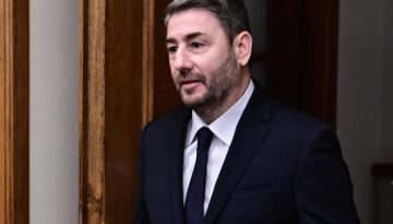 &Upsilon;&pi;&omicron;&kappa;&lambda;&omicron;&pi;έ&sigmaf;: &laquo;&Eta; &sigma;&iota;&omega;&pi;ή &epsilon;ί&nu;&alpha;&iota; &alpha;&nu;&omicron;&chi;ή&raquo; &ndash; &Kappa;ά&lambda;&epsilon;&sigma;&mu;&alpha; &Alpha;&nu;&delta;&rho;&omicron;&upsilon;&lambda;ά&kappa;&eta; &sigma;&epsilon; &Sigma;&alpha;&mu;&alpha;&rho;ά, &Delta;έ&nu;&delta;&iota;&alpha; &kappa;&alpha;&iota; ό&lambda;&omicron;&upsilon;&sigmaf; &tau;&omicron;&upsilon;&sigmaf; &sigma;&tau;ό&chi;&omicron;&upsilon;&sigmaf; &tau;&omicron;&upsilon; Predator