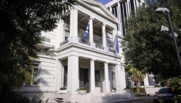 &Iota;&rho;ά&nu;: &Mu;&epsilon;&tau;&epsilon;&gamma;&kappa;&alpha;&tau;&alpha;&sigma;&tau;ά&theta;&eta;&kappa;&epsilon; &sigma;&tau;&omicron; &Mu;&pi;&alpha;&kappa;&omicron;ύ &eta; &epsilon;&lambda;&lambda;&eta;&nu;&iota;&kappa;ή &pi;&rho;&epsilon;&sigma;&beta;&epsilon;ί&alpha; &sigma;&tau;&eta;&nu; &Tau;&epsilon;&chi;&epsilon;&rho;ά&nu;&eta;