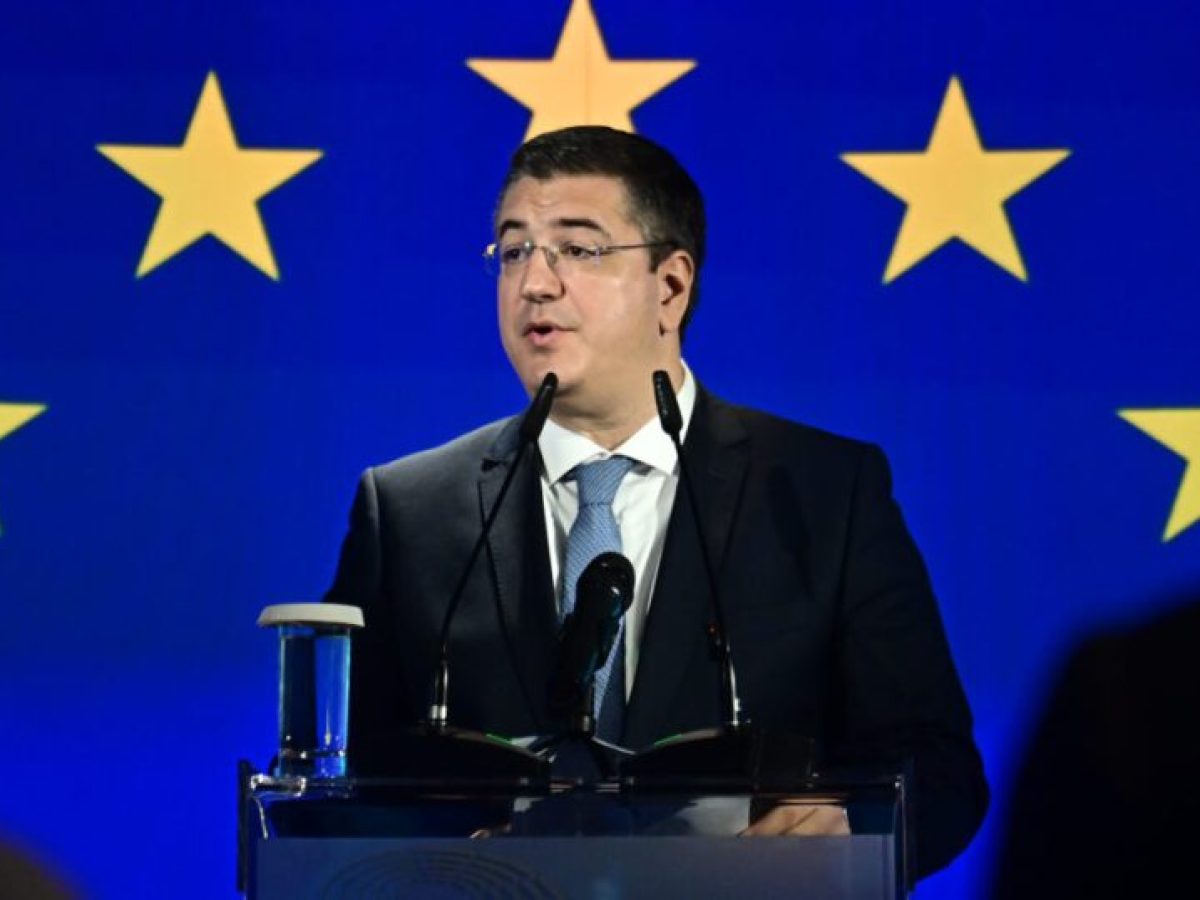 Ειρωνικά σχόλια του Politico για τον Απ. Τζιτζικώστα