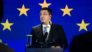 &Epsilon;&iota;&rho;&omega;&nu;&iota;&kappa;ά &sigma;&chi;ό&lambda;&iota;&alpha; &tau;&omicron;&upsilon; Politico &gamma;&iota;&alpha; &tau;&omicron;&nu; &Alpha;&pi;. &Tau;&zeta;&iota;&tau;&zeta;&iota;&kappa;ώ&sigma;&tau;&alpha;