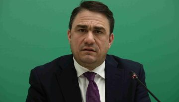 Κ. Τσουκαλάς: Η «μόνιμη βελτίωση του εισοδήματος» είναι η σταθερή απόκλιση από το μέσο ευρωπαϊκό επίπεδο ζωής