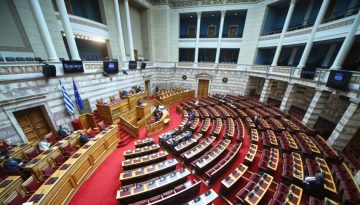 Κατώτατος μισθός: «Ανεπαρκής αύξηση» και «κοροϊδία» λέει η αντιπολίτευση