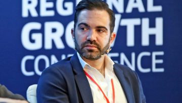&Kappa;&alpha;&iota; &omicron; &epsilon;&gamma;&gamma;&omicron;&nu;ό&sigmaf; &tau;&omicron;&upsilon; &Alpha;. &Pi;&alpha;&pi;&alpha;&nu;&delta;&rho;έ&omicron;&upsilon; &pi;&alpha;ί&rho;&nu;&epsilon;&iota; &theta;έ&sigma;&eta; &gamma;&iota;&alpha; &tau;&omicron; &nu;&tau;&omicron;&kappa;&iota;&mu;&alpha;&nu;&tau;έ&rho; &sigma;&chi;&epsilon;&tau;&iota;&kappa;ά &mu;&epsilon; &tau;&eta; &laquo;17&Nu;&raquo;