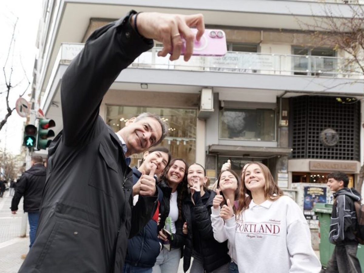 Κυριάκος Μητσοτάκης: Οι χαλαρές στιγμές στη Θεσσαλονίκη, οι selfies με μαθητές και η πρασόπιτα