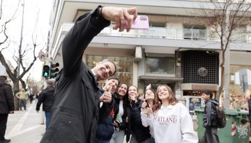 Κυριάκος Μητσοτάκης: Οι χαλαρές στιγμές στη Θεσσαλονίκη, οι selfies με μαθητές και η πρασόπιτα