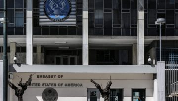 &laquo;&Kappa;&omicron;&iota;&tau;ί&delta;&alpha; &tau;&omicron;&upsilon; &mu;&alpha;ύ&rho;&omicron;&upsilon; &chi;&rho;ή&mu;&alpha;&tau;&omicron;&sigmaf;&raquo; &eta; &Epsilon;&lambda;&lambda;ά&delta;&alpha; &gamma;&iota;&alpha; &Iota;&rho;ά&nu; &kappa;&alpha;&iota; &Beta;&epsilon;&nu;&epsilon;&zeta;&omicron;&upsilon;έ&lambda;&alpha;