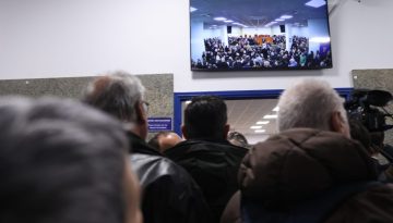 ΚΚΕ: Κυβέρνηση και κράτος να συνεχίζουν τα παιχνίδια με τον πόνο των συγγενών των θυμάτων Τεμπών