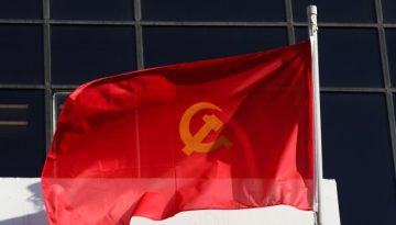 &Kappa;&Kappa;&Epsilon;: &Pi;&rho;&omicron;&kappa;&lambda;&eta;&tau;&iota;&kappa;ή &kappa;&omicron;&rho;&omicron;ϊ&delta;ί&alpha; &Mu;&eta;&tau;&sigma;&omicron;&tau;ά&kappa;&eta; &sigma;&tau;&omicron;&nu; &lambda;&alpha;ό &ndash; &Delta;ή&theta;&epsilon;&nu; &laquo;&pi;&rho;&omicron;&sigma;&tau;&alpha;&sigma;ί&alpha; &tau;&eta;&sigmaf; &Kappa;ύ&pi;&rho;&omicron;&upsilon;&raquo; &eta; &mu;&epsilon;&gamma;&alpha;&lambda;ύ&tau;&epsilon;&rho;&eta; &epsilon;&mu;&pi;&lambda;&omicron;&kappa;ή &sigma;&tau;&omicron;&nu; &pi;ό&lambda;&epsilon;&mu;&omicron;
